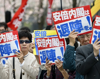 麻煩重重 安倍難逃“森友劫”？