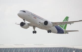 C919大型客機102架機轉(zhuǎn)場東營試飛基地